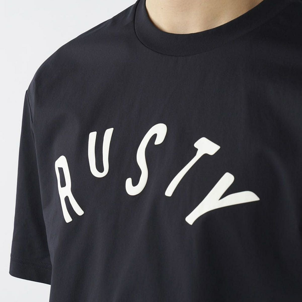 ラスティRUSTYサーフィンサーフウェア半袖TシャツUVカットペアテックス水陸両用RUSTY発泡プリントロゴTシャツ915-460メンズ男性25SP春夏