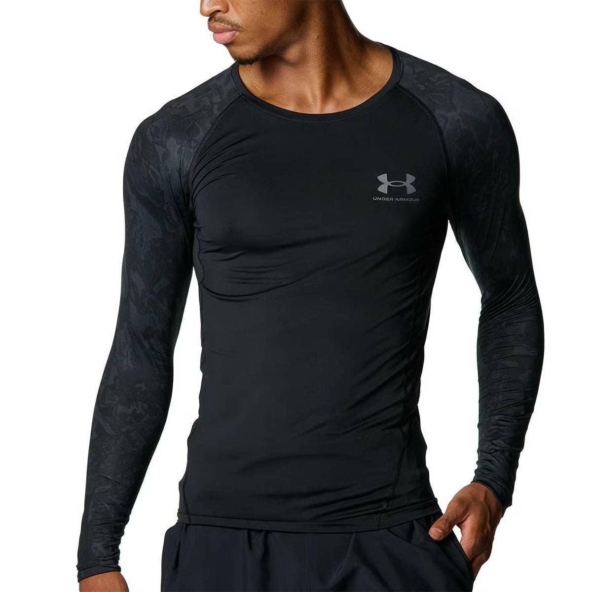 アンダーアーマーUNDERARMOURジムフィットネスヨガウェアインナーシャツアンダーシャツヒートギアコンプレッションカモロングスリーブシャツHGARMOURLSNOVELTY6007728-001メンズ男性25FA秋冬