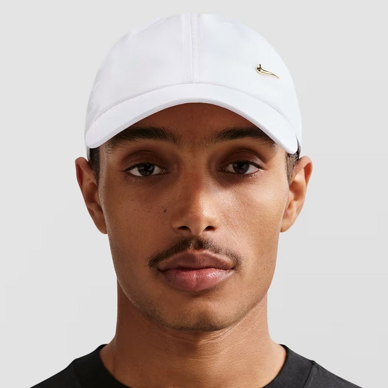 ナイキNIKEアウトドアカジュアル帽子キャップDri-FITクラブアンストラクチャードメタルスウッシュキャップFB5372-101メンズレディースユニセックス26SP春夏