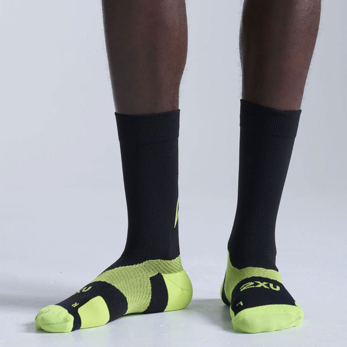 ツータイムズユー2XUランニングソックス靴下ヴェクターライトクッションクルーソックスVectrLightCushionCrewSocksUA7005E-BLKVOLメンズレディースユニセックス26SP春夏