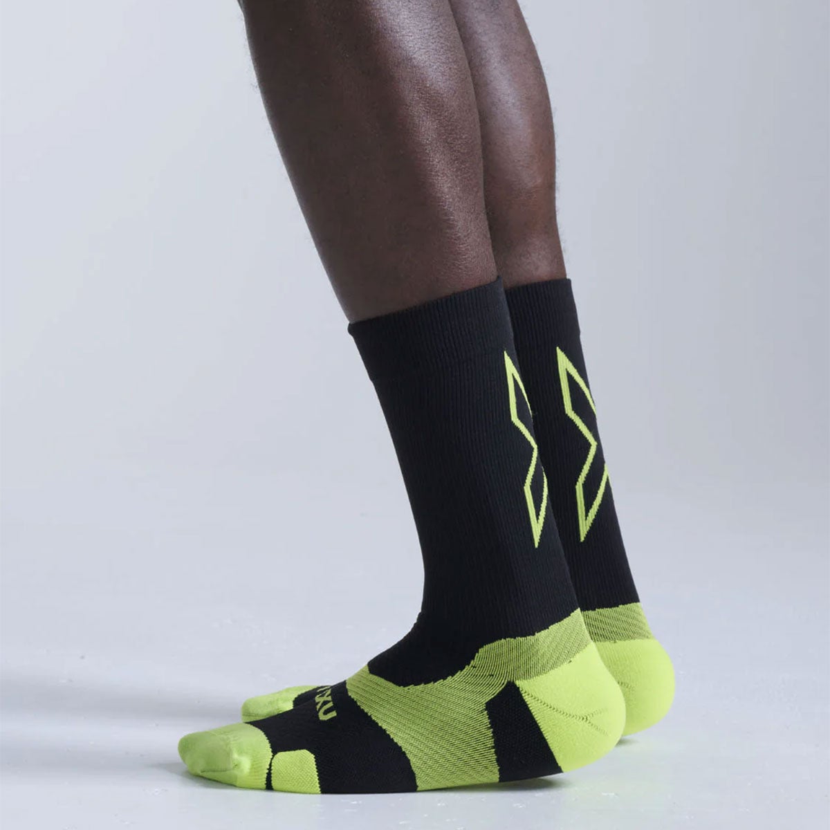 ツータイムズユー2XUランニングソックス靴下ヴェクターライトクッションクルーソックスVectrLightCushionCrewSocksUA7005E-BLKVOLメンズレディースユニセックス26SP春夏