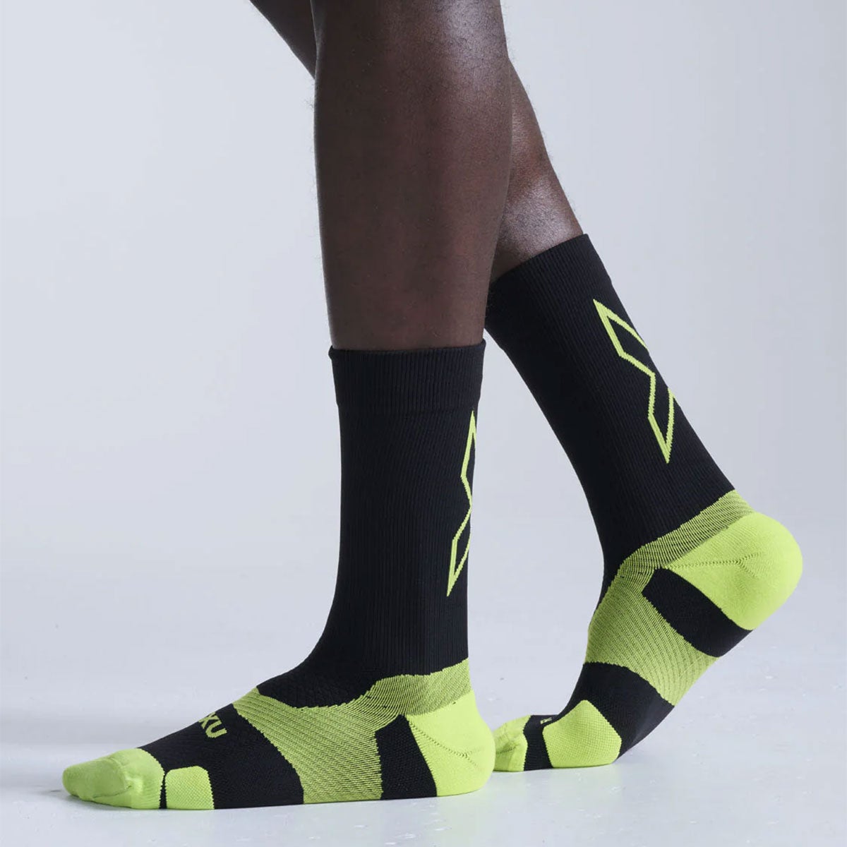 ツータイムズユー2XUランニングソックス靴下ヴェクターライトクッションクルーソックスVectrLightCushionCrewSocksUA7005E-BLKVOLメンズレディースユニセックス26SP春夏